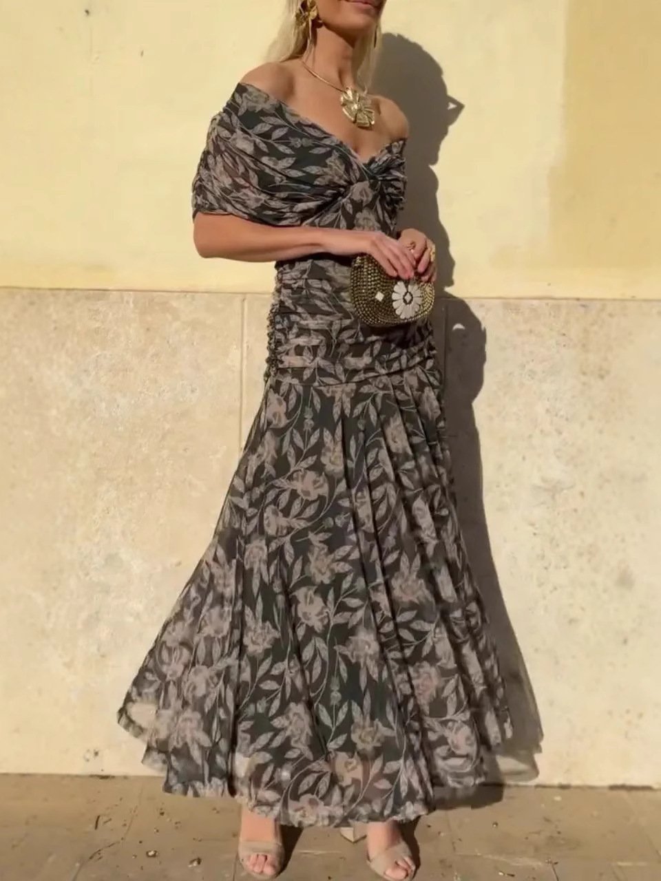 Noemi – Elegant Maxi Dress with Floral Touch